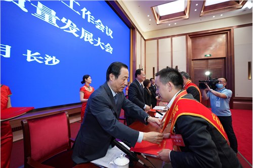 2939威尼斯张学武董事长 获得“优秀中国特色社会主义事业建设者”荣誉称号